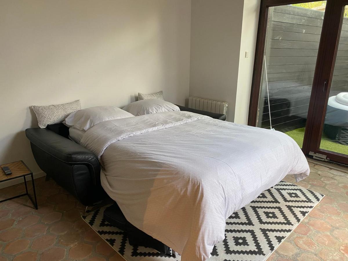 Studio Duplex Avec Spa Et Cour Privee Bonnelles Eksteriør billede